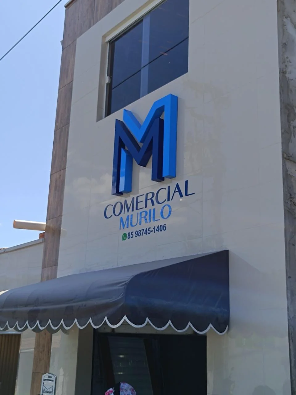 Monograma e identificação Comercial Murilo. Fotografia de trabalho da VLT Acrílicos.